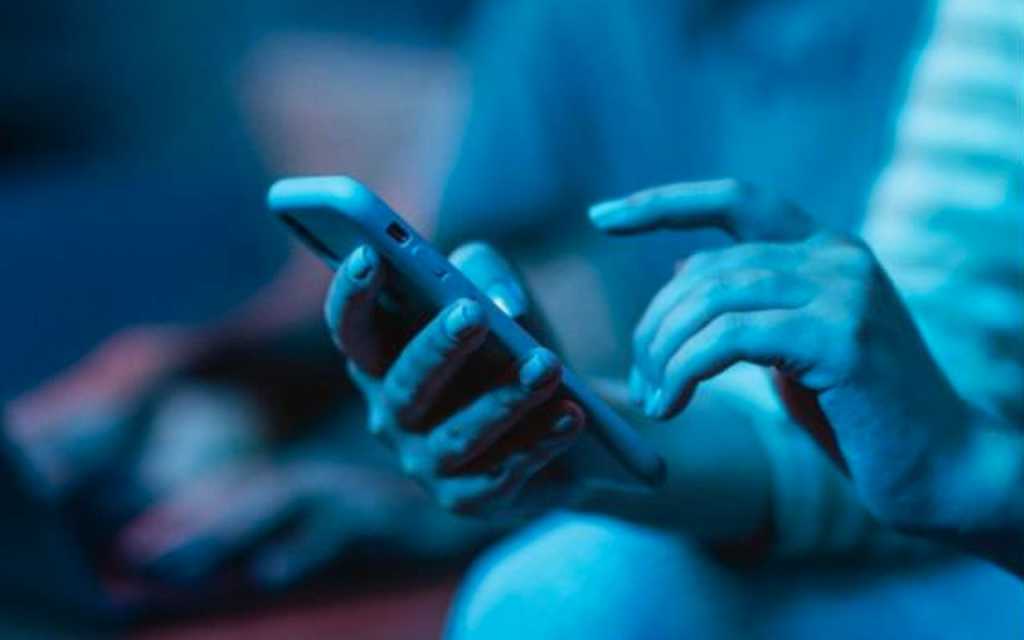 manos con un iphone